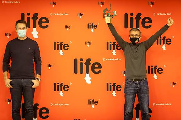 Andrej Štritof and Aleš Pavlin, Perfo Production, receiving the Kingfisher Award for Apples