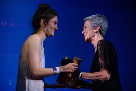 Lili Walters gives the award to Ildikó Hámori